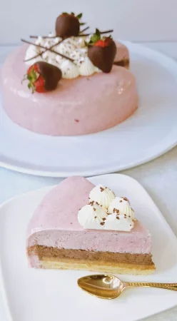 Entremet chocolat noir et fraise