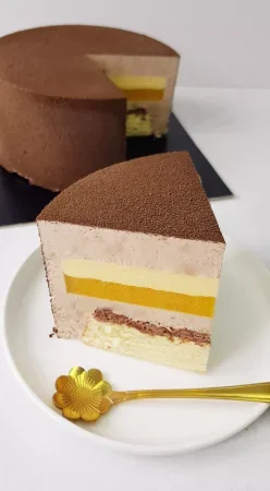 Entremet mangue, passion et chocolat au lait